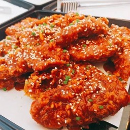 ไก่ไม่มีกระดูกคลุกซอสเกาหลี 6 ชิ้น