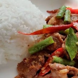 ผัดพริกแกงเนื้อราดข้าว
