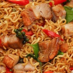 ผัดมาม่าขี้เมาหมูกรอบ