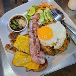 ข้าวผัดแจ่วสันคอหมู+ชีสแผ่น+ไข่ดาว+เบคอน