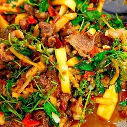 กระเพราเนื้อหน่อไม้เป็นกับข้าว