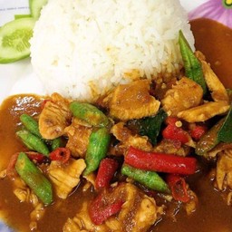ผัดพริกแกงไก่ราดข้าว