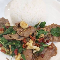 กระเพราเนื้อหั่นชิ้นราดข้าว