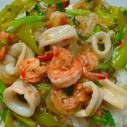 ผัดพริกหยวกทะเลราดข้าว