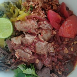 บะหมี่เหลืองน้ำเงี้ยวหมูตุ๋น