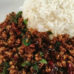 กระเพราเนื้อสับราดข้าว