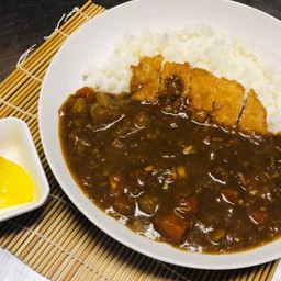 ข้าวราดแกงกะหรี่หมูทอด
