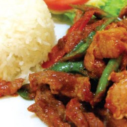 ผัดพริกแกงหมูชิ้นราดข้าว
