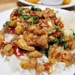 กระเพราไก่ราดข้าว