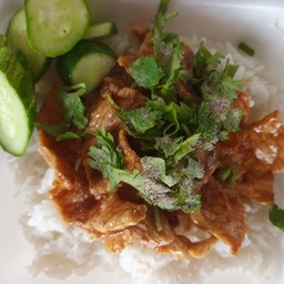 ข้าวหมูกระเทียมพริกไทย