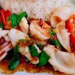 กระเพราทะเลราดข้าว