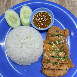 ข้าวไก่กรอบซอสน้ำปลา