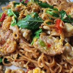 ผัดมาม่าขี้เมาหมูชิ้น