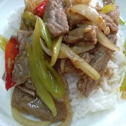 ผัดพริกหยวกเนื้อราดข้าว