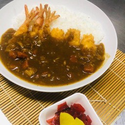 ข้าวราดแกงกะหรี่กุ้งทอด