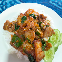ผัดพริกแกงราดข้าว(พิเศษ) ระบุเนื้อสัตว์(ยกเว้นหมูกรอบ)