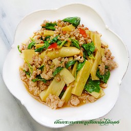 กระเพราหมูสับหน่อไม้เหลืองเป็นกับข้าว