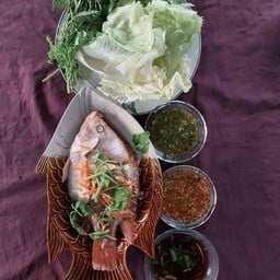 ปลาทับทิมนึ่งซีอิ๊วพร้อมผักสดน้ำจิ้ม2อย่างและน้ำชุปสูตรเข้มข้นชุดละ219บาท
