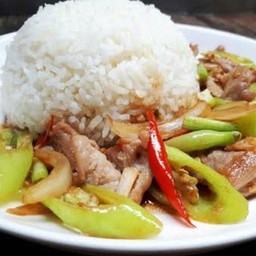 ผัดพริกหยวกหมูราดข้าว