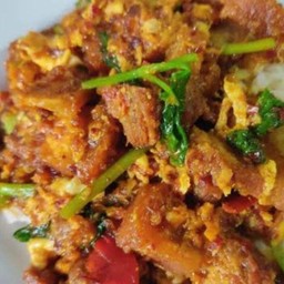 ผัดผงกระหรี่หมูกรอบ