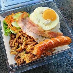 ข้าวยำไข่แซ่บ+เบคอน+ไส้กรอก+ไข่ดาว