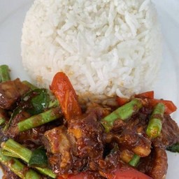 ผัดพริกแกงหมูกรอบราดข้าว