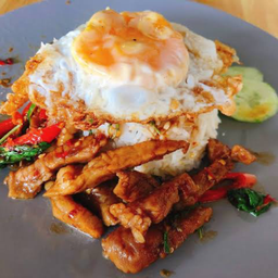 ข้าวราดกระเพราหมูแดดเดียว+ไข่ดาว