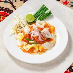 ผัดไทปลาหมึก