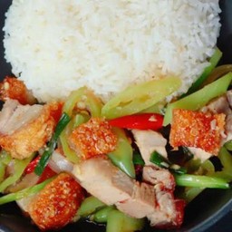 ผัดพริกหยวกหมูกรอบราดข้าว