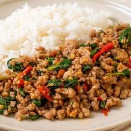 กระเพราหมูสับราดข้าว