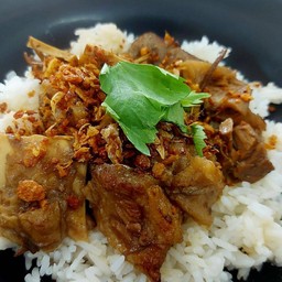 ข้าวหน้าเนื้อตุ๋น (牛肉蓋飯)