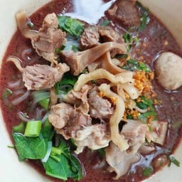 ก๋วยเตี๋ยวหมูตุ๋น+ลูกชิ้น 2ลูก