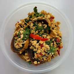 K-202 กะเพรา ไก่/หมู ไข่เยี่ยวม้า