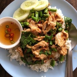 กะเพราหมูช้ินราดข้าว