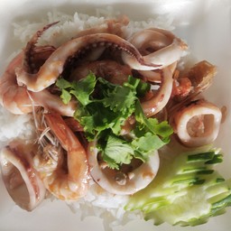 ทะเลทอดกระเทียมพริกไท ราดข้าว