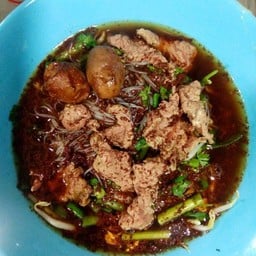 ก๋วยเตี๋ยวต้มยำหมูกรอบ
