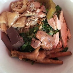 ก๋วยเตี๋ยวไก่มะระชายทุ่ง