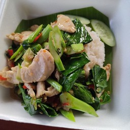 ผัดคะน้าหมูชิ้นราดข้าว