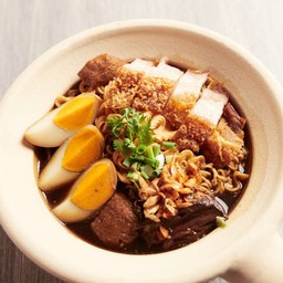 (ร้านก๋วยจั๊บหม้อดิน) ก๋วยจั๊บหม้อดิน หมูกรอบ+ไข่