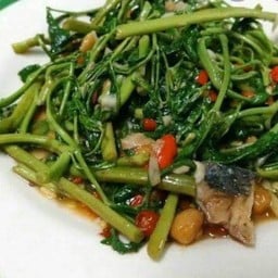 กระเฉดปลาเค็ม