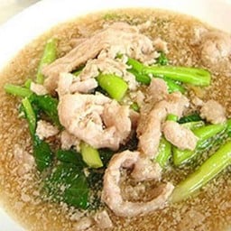 ราดหน้าเส้นไหญ่ ไก่-หมู