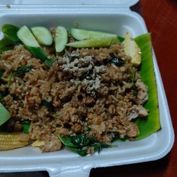 ข้าวผัดน้ำพริกเผาใส่ไก่