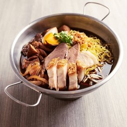 (ร้านก๋วยจั๊บหม้อดิน) บะหมี่ไข่ก๋วยจั๊บหม้อไฟ