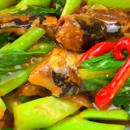 ผัดคะน้าปลากระป๋อง