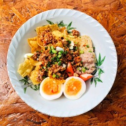 เกี๊ยวกรอบอากู๋ต้มยำแห้ง บะช่อ หมูเด้ง ไข่ต้ม