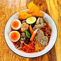โคตรเกี๊ยวหมูต้มยำ ไข่ต้ม หมูบะช่อ หมูเด้ง