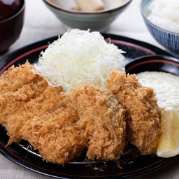 ชุดหอยนางรมชุบแป้งทอดและทงคัตสึสันใน