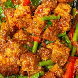 ผัดพริกแกงหมูกรอบเป็นกับ
