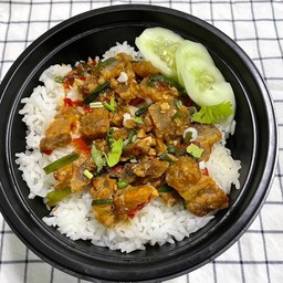 [อร่อยซ่ากับโค้ก] หมูกรอบผัดพริกเกลือ +  โค้ก ออริจินัล (ขวด)