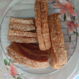 กระเพราหมูกรอบราดข้าว